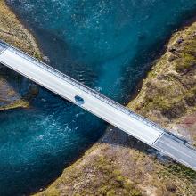 Coche cruzando un puente © HRAUN / Getty Images.