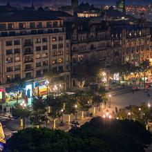 Árbol de Navidad y avenida de los Aliados, Oporto, Portugal