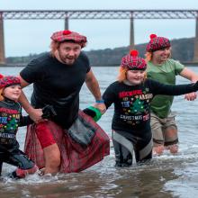 El día después del Hogmanay, los juerguistas de Edimburgo se curan la resaca con un baño helador de Año Nuevo en el Annual Loony Dook. 