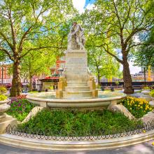 Estatua de William Shakespeare en el Poets' Corner, Abadia de Westminster