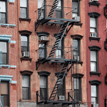 Los edificios decimonónicos del Lower East Side lucen ese distintivo entramado de escaleras de incendios © SpiroviewInc / Shutterstock.