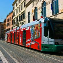 Pasajeros subiendo a un tranvía en Roma, donde el transporte público incluye metro, autobús y tranvía.