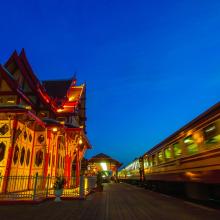 Tren nocturno a su paso por Hua Hin, Tailandia. Viaje sostenible Lonely Planet