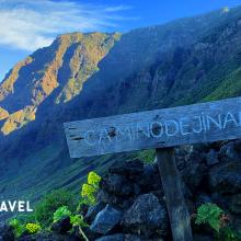 Turismo sostenible: El sendero Camino de Jinama, que pasa por los acantilados, El Hierro, Canarias, España