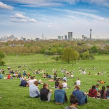 Primrose Hill park en una soleada tarde de primavera.