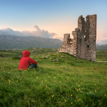 Admirando las ruinas de un castillo escocés.