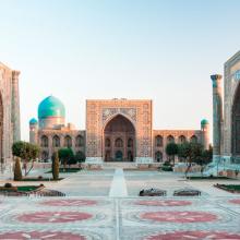 Plaza Registan en la ciudad de Samarcanda, Uzbekistán. © Dudarev Mikhail/Shutterstock