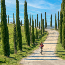 Ciclista por el paisaje de la Toscana.