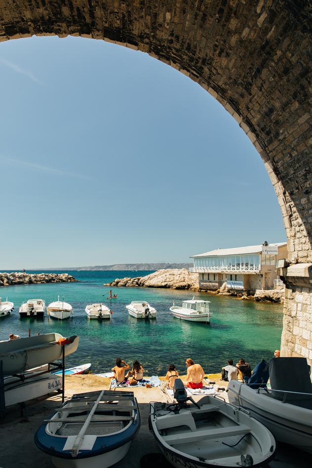 Bañistas en el puerto de Vallon des Auffes. ©Adrienne Pitts/Lonely Planet