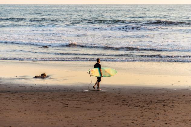 Surfista esperando las olas en la playa de El Zonte. ©Chrispictures/Shutterstock