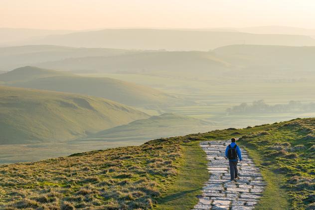 Excursionista por Mam Tor en Peak District National Park. © ChrisHepburn / iStockphoto / Getty Images