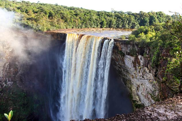 Cascada Kaieteur en Guyana. © Shutterstock / Victor1153