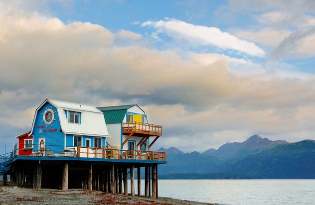 Tienda cerca del agua en Homer. ©Jay Yuan/Shutterstock