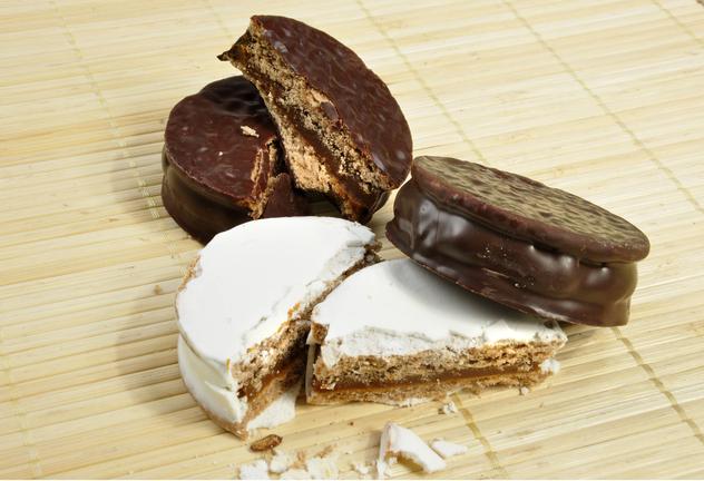 Alfajor, dos galletas con relleno de dulce de leche. © nicobatista/Shutterstock