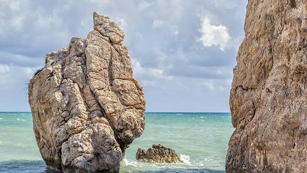 Roca en la playa de Petra tou Romiou