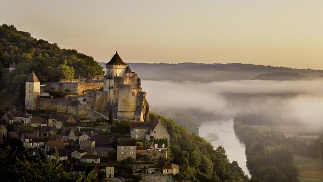 El Château de Castelnaud –construido entre los ss. XIII y XVII– se cierne sobre un valle en la Dordoña © Andrew Montgomery/Lonely Planet