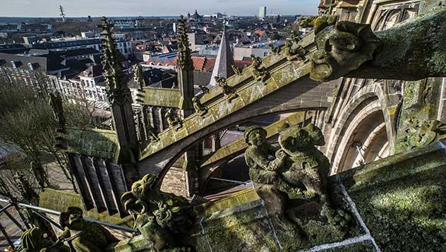 Criaturas de piedra gesticulan en la catedral de San Juan en Den Bosch