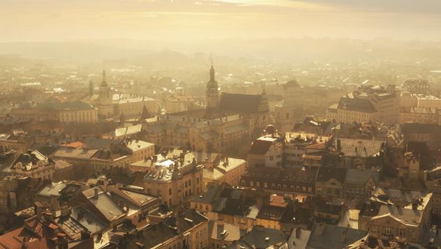 Vista desde arriba del centro histórico de Leópolis (Ucrania) con su iglesia en el centro © tunart/Getty Images