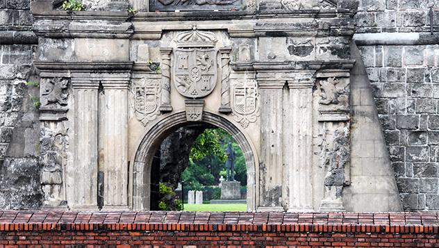  Entrada al fuerte de Santiago, en Manila.