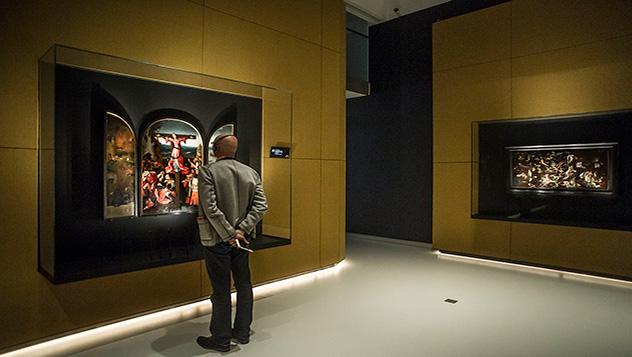 Visitantes observan el Tríptico del Martirio de Santa Librada en el Museo Noordbrabant (El Bosco) en Den Bosch