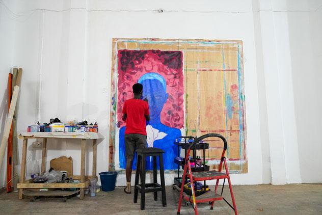 Artista pintando en Noldor Residency del Institute Museum of Ghana. © Jack Pearce / Lonely Planet