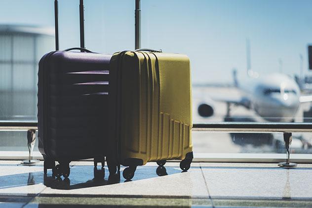 Equipaje de mano en aeropuerto © ImYanis / Shutterstock