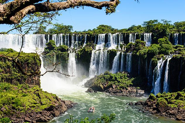 Las gigantescas cataratas del Iguazú inspiraron la música de Gustavo Santaolalla, Argentina © Det-anan / Shutterstock