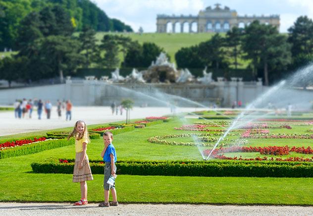 Niños en el Palacio de Schönbrunn de Viena, Austria. Viaje sostenible Lonely Planet