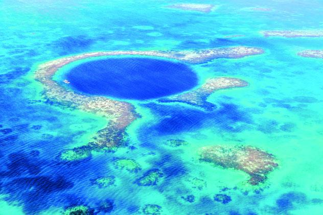 El Blue Hole, un enclave extraordinario para bucear, tiene 124 m de profundidad, Belice © Matteo Colombo / Getty Images