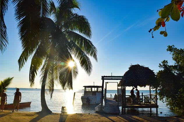 El ambiente mochilero relajado de Cayo Corker lo convierte en el destino ideal para los viajeros solitarios que quieren tomar el sol, Belice © Emma Shaw / Lonely Planet