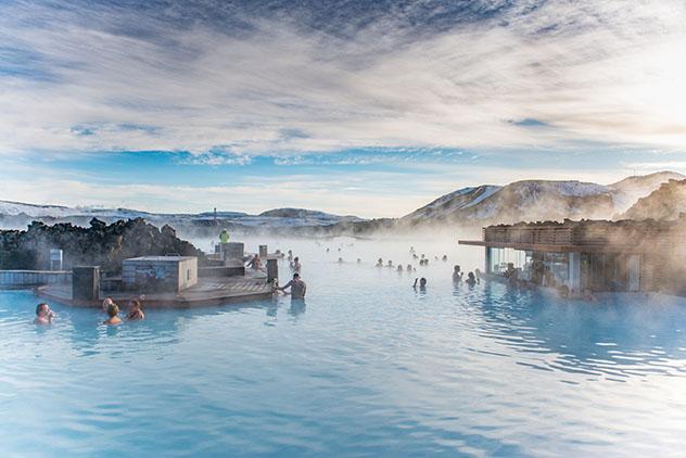 La Laguna Azul, el destino turístico más visitado de la isla, queda a unos 20 min del aeropuerto © Roberto La Rosa / Shutterstock.