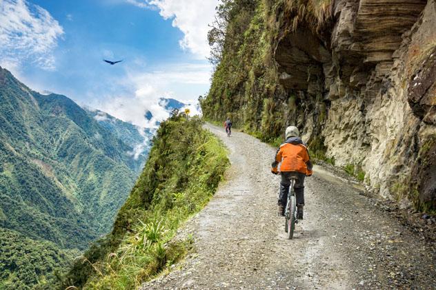 Recorrer en bicicleta la Carretera de la Muerte, en Bolivia, es una de las experiencias en solitario más desafiantes de Sudamérica © filippo romeo / Getty Images