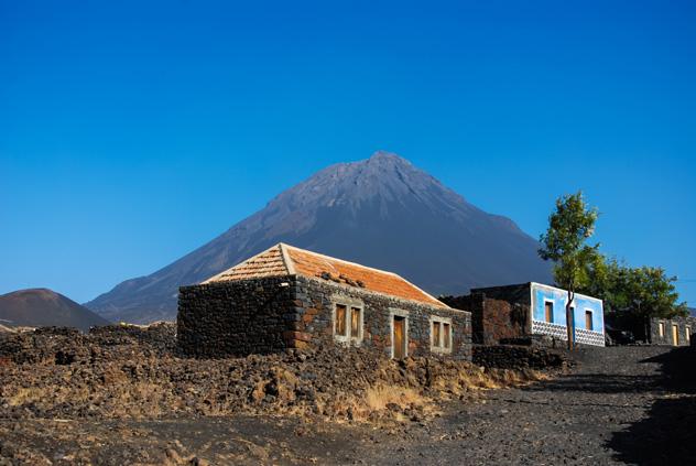 Chadas Caldeiras y el volcán Pico do Fogo, isla de Fogo, Cabo Verde © Sabine Hortebusch / Shutterstock