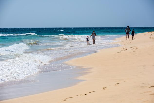 Kilómetros de playa en Isla de Sal, Cabo Verde © Costin Marian / Shutterstock