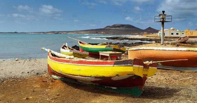 Playa de São Pedro, Isla de Saõ Vicentre, Cabo Verde © Frank Bach / Shutterstock