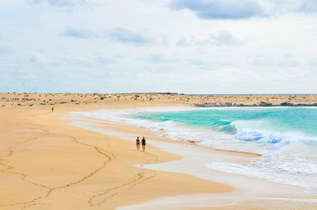 Playa tranquila de isla de Boa Vista, Cabo Verde © Lucian Milasan / Shutterstock