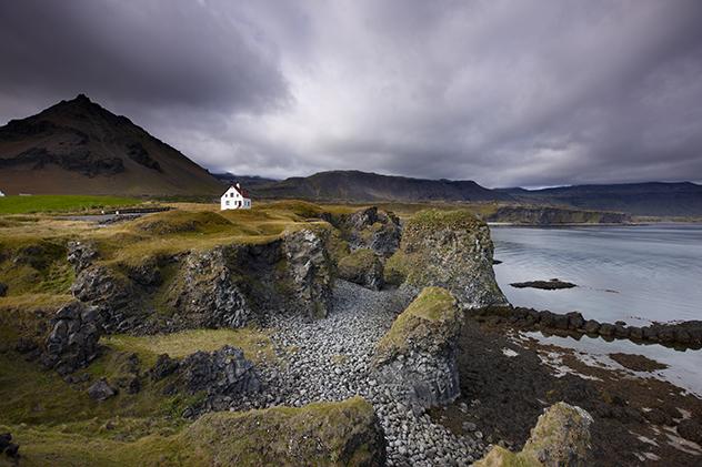 Casa en la costa de la península de Snaefellsness © David Noton / Lonely Planet.