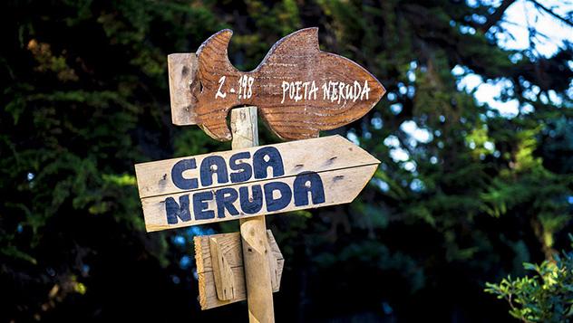 Una señal indica el camino hacia una de las casas de Neruda para quienes siguen el rastro del poeta © Martin Bernetti / Getty Images