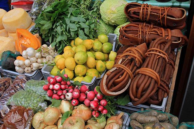 Algas, fruta y hortalizas frescas en un mercado de Ancud, Chile © reisegraf / Getty Images