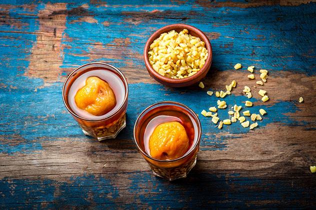 El mote con huesillos es un postre tradicional chileno: melocotones secos con canela, azúcar moreno y mote de trigo, Chile © LarisaBlinova / Getty Images