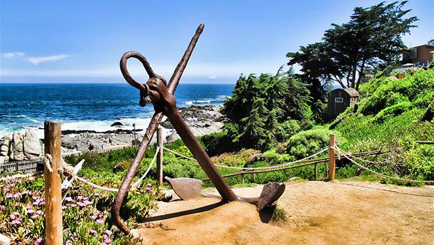 Un ancla junto la tumba de Neruda, en su hogar de Isla Negra © B. Kim Barnes / Getty Images 