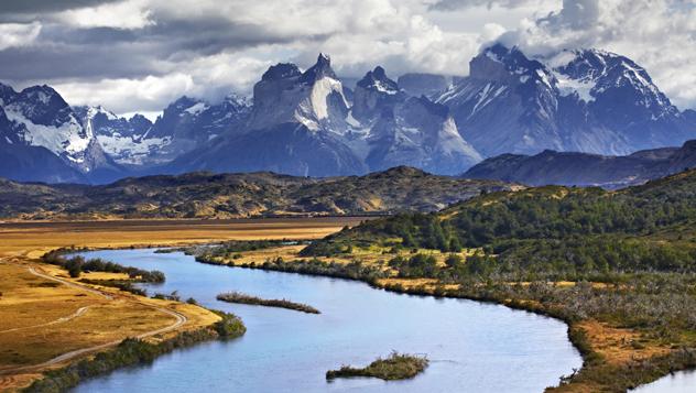 El río Paine serpentea desde la elevada cordillera del Paine, en el Parque Nacional Torres del Paine, la gran atracción de la Patagonia chilena © Matt Munro / Lonely Planet