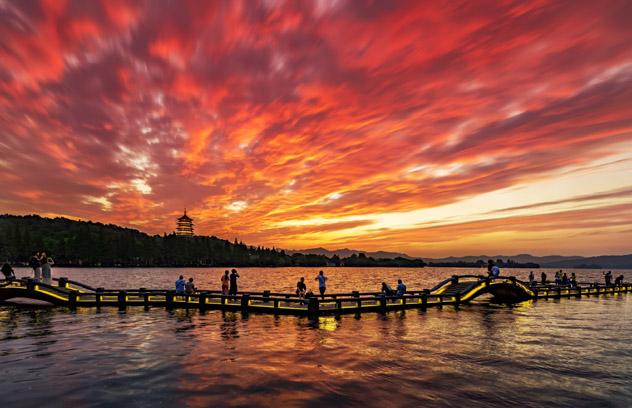 Atardecer en el lago Occidental de Hangzhou, China © Haitao Zhang / Getty Images / Moment RF