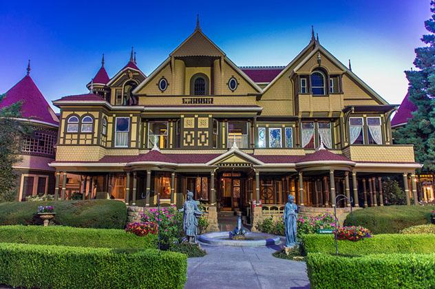 Exterior de la Casa del Misterio de Winchester, California, EE UU © www.winchestermysteryhouse.com