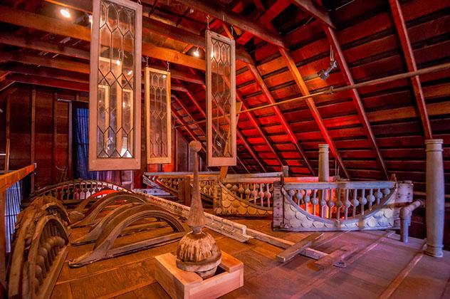 Interior de la Casa del Misterio de Winchester, California, EE UU © www.winchestermysteryhouse.com