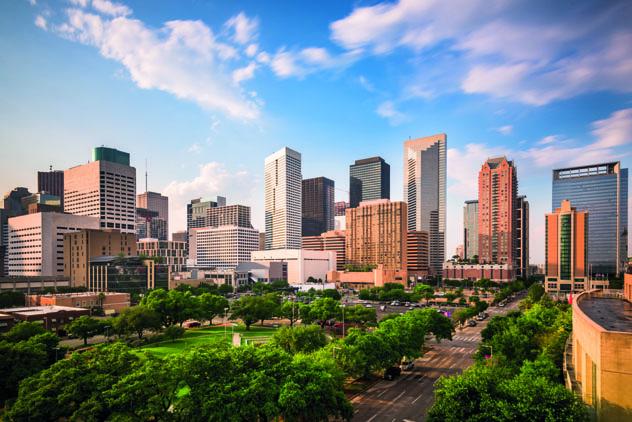 La silueta de Houston en un día soleado, Texas, EE UU © SeanPavonePhoto / Getty Images