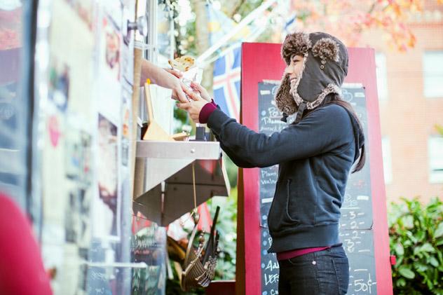 Los numerosos puestos de comida de Portland hacen del almuerzo una experiencia muy social, Oregón, EE UU © RyanJLane / Getty Images