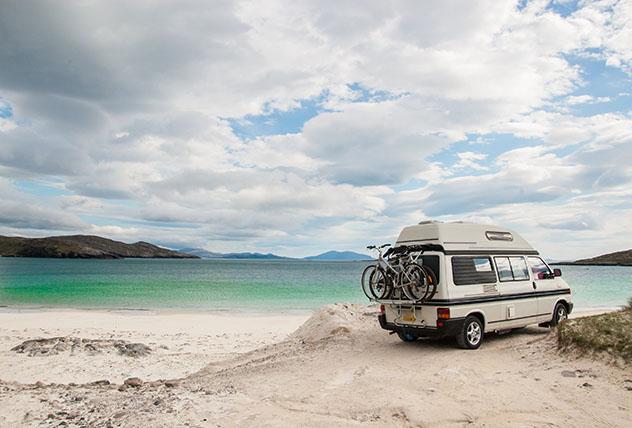 Las bellas playas de Escocia tientan a los visitantes con un frío chapuzón © DrimaFilm / Shutterstock