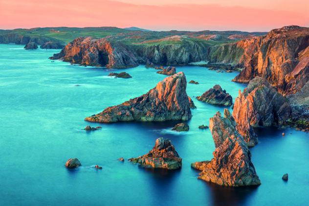 Los farallones de Mangersta en la costa Lewis, Tierras Altas e islas, Escocia © fstophotography / Getty Images