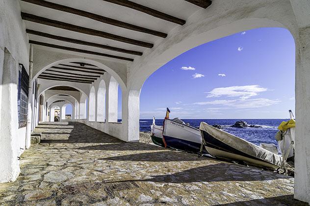 Casas porticadas frente al mar en Callella de Palafrugell, ruta por la Costa Brava, Cataluña por carretera